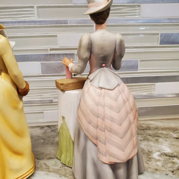 1981 & 1984 Avon Porcelain Women Figurines Avon - Picture 7 of 14